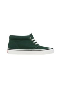 Sneaker alta in suede verde con suola in gomma bianca, striscia nera lungo il bordo e tre occhielli bianchi per i lacci.