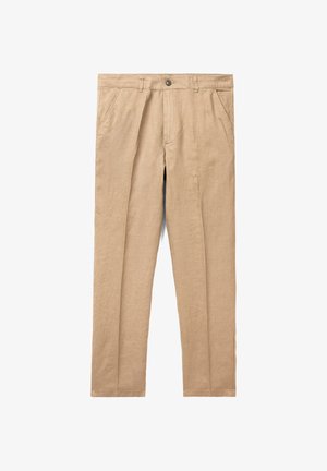 Beżowe spodnie o prostych nogawkach z plisami z przodu, bocznymi kieszeniami, szlufkami na pasek i zapięciem na guzik w pasie.