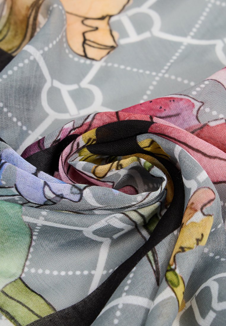 Lekki, przezroczysty szal z misternym wzorem w stonowanych kolorach, w tym różowym, niebieskim i żółtym, na szarym tle.