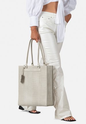Burkely CASUAL CAYLA  LAPTOPFACH - Shopping Bag - off white