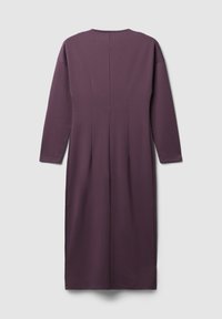 Langärmliges, knielanges lila Kleid mit hohem Ausschnitt und minimaler Nahtgestaltung, von hinten vor einem schlichten hellen Hintergrund gezeigt.