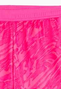 Shorts de sport rose vif avec un motif de coups de pinceau abstraits, une taille élastique et une texture de tissu lisse et léger.