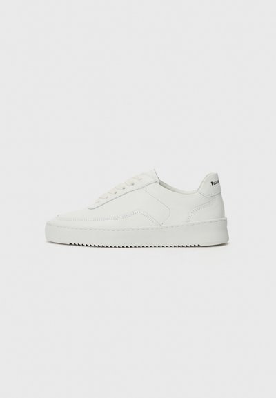 Weiße Ledersneaker mit glatter Oberfläche, runder Zehenpartie, flachen Schnürsenkeln und strukturiertem Sohlenprofil. Mit einem dezenten Logo an der Ferse.