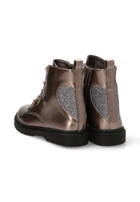 Botas metálicas marrones hasta el tobillo con un acabado brillante, adornos de corazones brillantes en los laterales y suelas de goma negra.