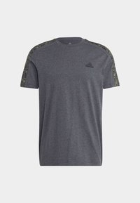 Siva majica s kratkimi rokavi in okroglim izrezom, z vojaškim vzorcem na ramenih in črnim Adidasovim logotipom na prsih.