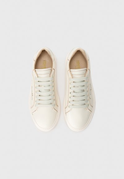 Sneakers in pelle bianca con lacci verde chiaro, cuciture marroni e una texture liscia. Presentano una punta arrotondata e un branding discreto sul lato.