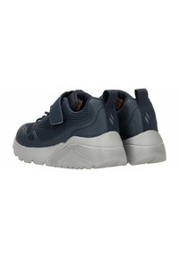 Scarpe sportive navy con tomaia in mesh e sintetico, cinturino in Velcro e suola ammortizzata bianca. Presenta dettagli testurizzati e logo.