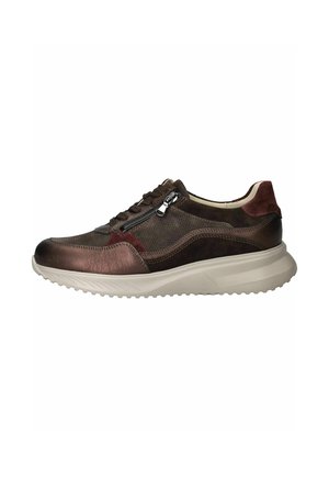 Bruine leren en suède sneaker met zijrits, veters aan de voorkant, witte zool en rode suède accenten op hiel en zijkant.