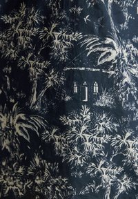 Dunkles Gewebe mit detaillierten weißen botanischen Blättern, ein kleines Haus mit gewölbten Fenstern und einer Tür sowie zwei Vögel, die in der Nähe fliegen.