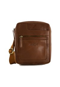 Hnědá kožená crossbody taška s přední kapsou na zip, vyraženým logem, nastavitelným popruhem a hladkou texturou. Kompaktní obdélníkový design.