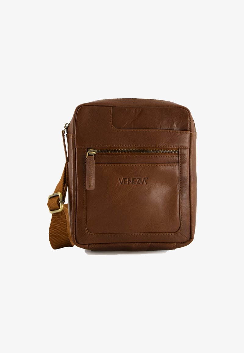 Hnědá kožená crossbody taška s přední kapsou na zip, vyraženým logem, nastavitelným popruhem a hladkou texturou. Kompaktní obdélníkový design.