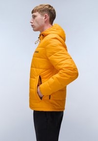 Gelbe gepolsterte Jacke mit Kapuze, mit horizontalem Steppdesign, seitlichen Taschen und verstellbaren Kordelzügen am Kragen.