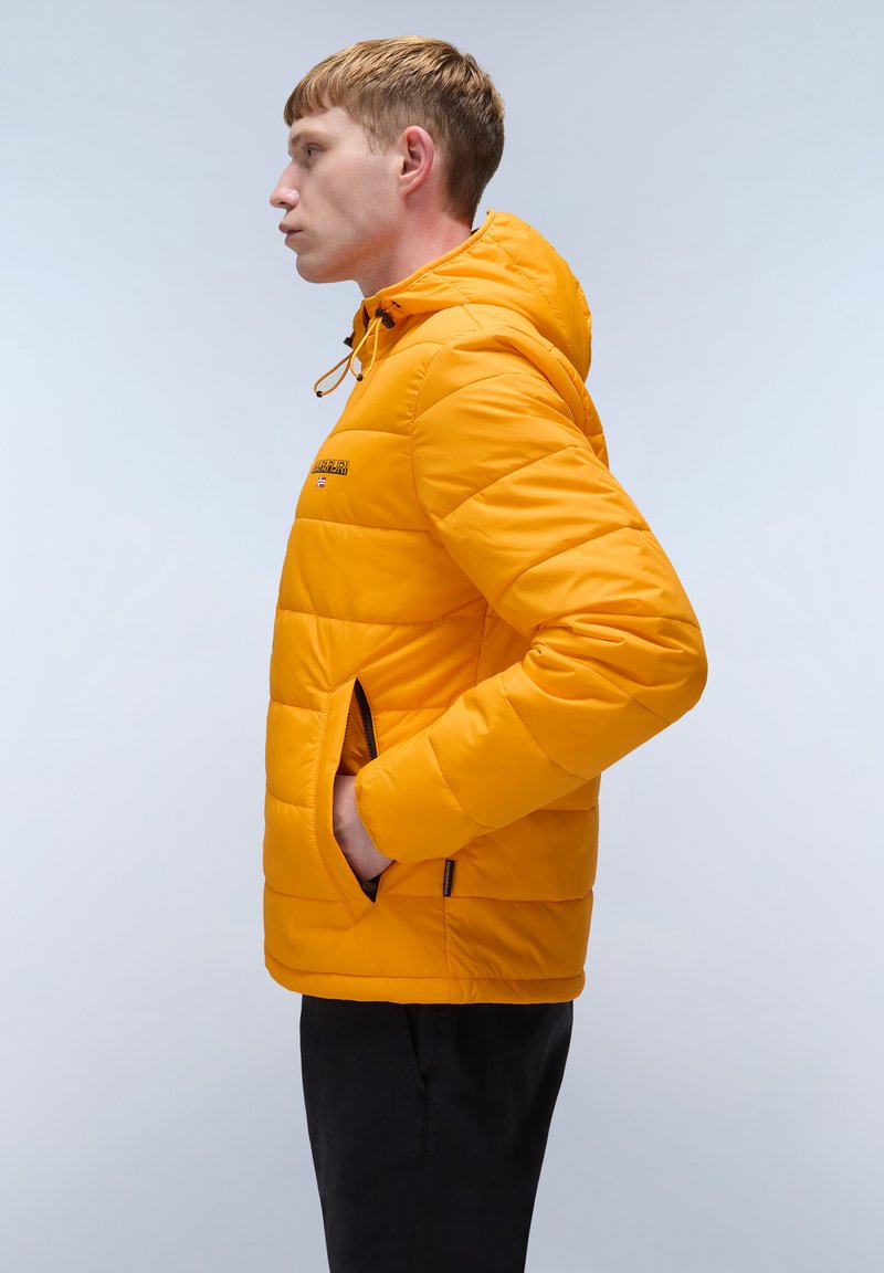 Giacca imbottita gialla con cappuccio, caratterizzata da un design a righe orizzontali, tasche laterali e lacci regolabili al colletto.