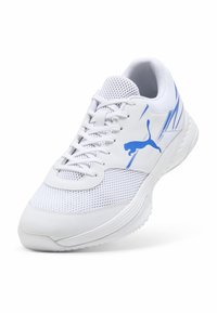 Λευκό αθλητικό παπούτσι με μπλε λεπτομέρειες, κατασκευασμένο από δίχτυ και συνθετικά υλικά. Διαθέτει στρογγυλεμένη μύτη και υφασμένο πέλμα για καλύτερη πρόσφυση.