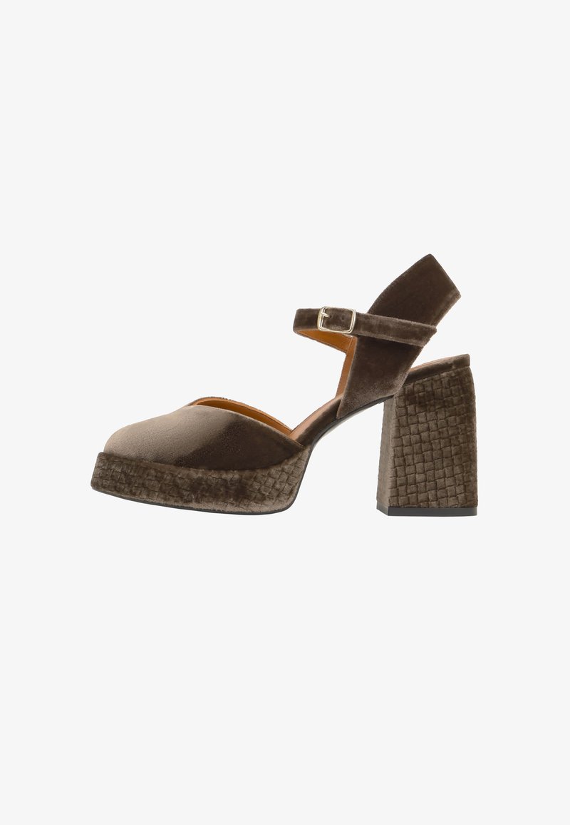 Chaussure à talon haut en velours marron avec talon bloc épais, semelle plateforme texturée et bride à la cheville avec une petite boucle métallique.