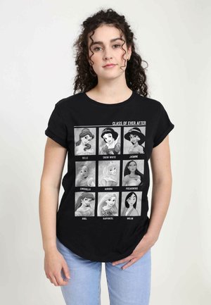 Svart t-shirt med en rutnätsdesign av tecknade prinsessor i gråskala, märkta med deras namn. Kort ärm och avslappnad passform.