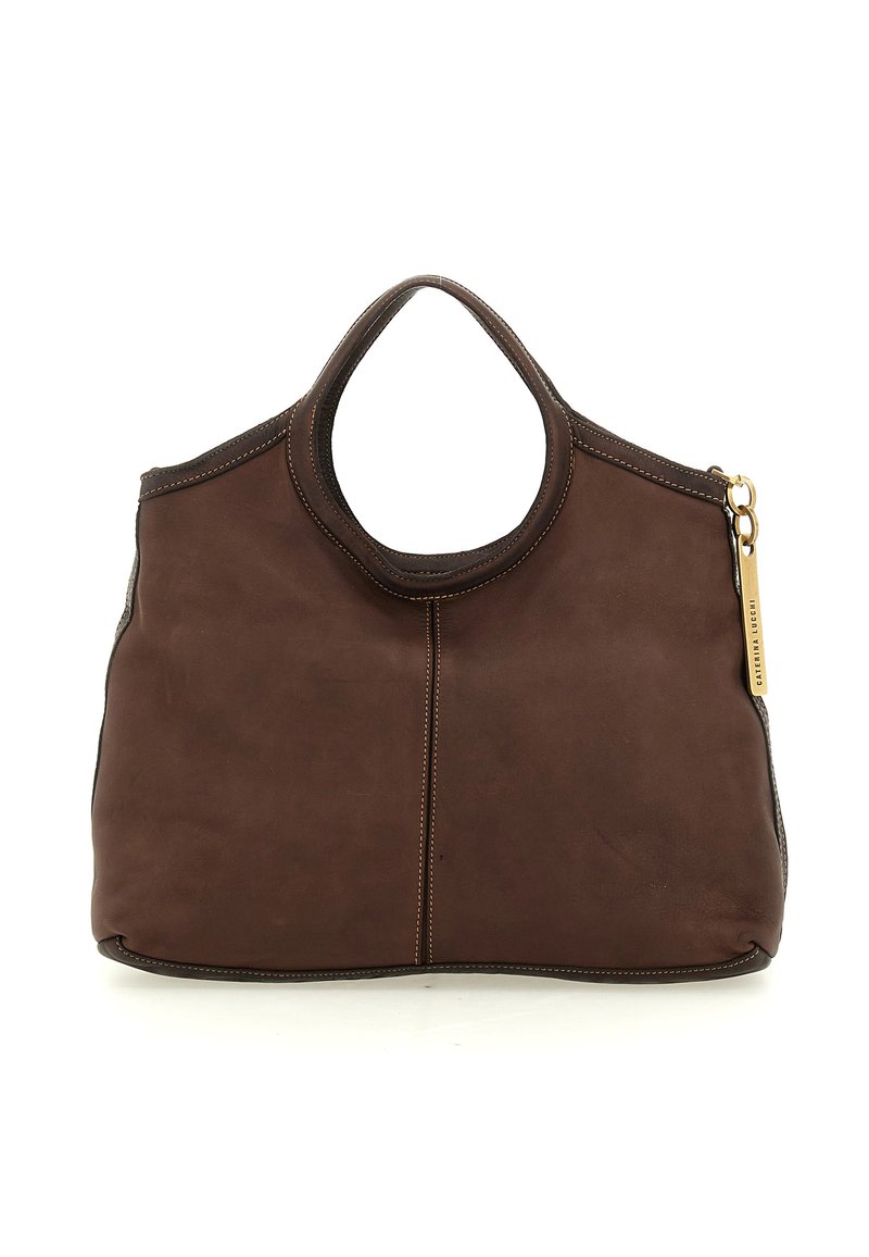 Borsa a spalla in pelle marrone con manico arrotondato, caratterizzata da cuciture a contrasto e un accento in metallo dorato. Texture liscia con design minimal.