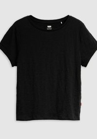 T-shirt noir à manches courtes en matériau texturé. Doté d'un col rond et d'une petite étiquette rouge sur le côté. Design simple.
