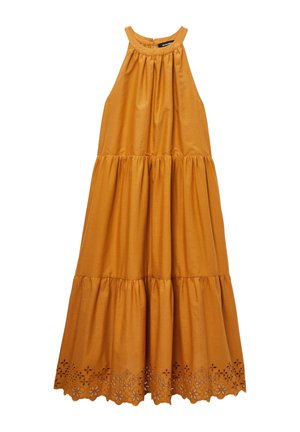 Robe sans manches jaune moutarde à étages avec un col haut et un motif floral découpé le long de l'ourlet.