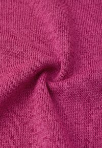 Strukturierter Strickstoff in einem lebhaften Magenta-Ton, mit einem gerippten Muster und weicher Oberfläche, geeignet für verschiedene textile Anwendungen.