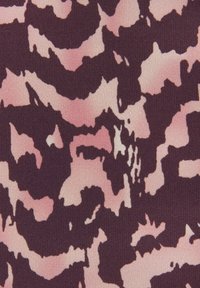 Tekstūra audinys su tamsiai purpuriniu pagrindu, kuriame yra netaisyklingų rožinių ir baltų abstractinių raštų. minkštas ir lygus paviršius.