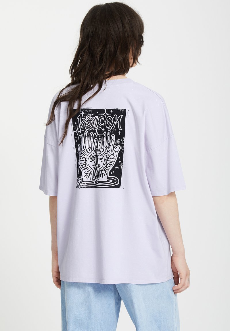 Lavendel oversized t-shirt met een zwarte grafische print op de achterkant met handen en gezichten, korte mouwen en een ontspannen pasvorm.