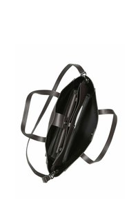 Sac fourre-tout en cuir marron foncé, à ouverture supérieure, montrant plusieurs compartiments et une bandoulière réglable sur fond blanc.