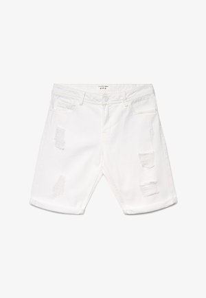 Białe jeansowe szorty z przetartymi łatami na przednich udach i podwiniętymi nogawkami, wyposażone w przednie kieszenie i szlufki na pasek.