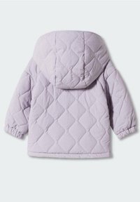 Přikrývková lilková bunda s kapucí, která má diamantový vzor, elastické manžety a měkkou texturu. Zadní pohled ukazuje detaily šití.