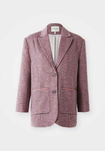 Blazer a scacchi rossi e blu con colletto a punte, due tasche frontali e chiusura a bottone. Tessuto testurizzato con foderatura a righe verticali.