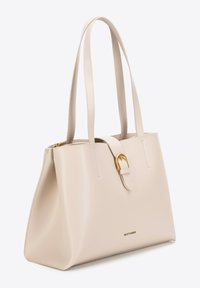 Borsa a tote in pelle beige con texture liscia, due manici lunghi, un dettaglio con fibbia dorata e chiusura zip nella parte superiore.