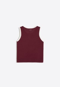 Débardeur en maille sans manches rouge foncé avec bordure blanche autour des emmanchures et de l'encolure, présenté à plat de dos.