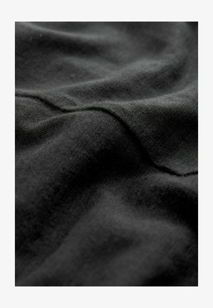 Sort bomuldsstof med en blød tekstur, der viser bløde folder og fine syninger. Overfladen ser glat og let skinnende ud.