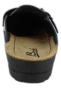 Zwarte open achterkant sandaal met een zachte beige suede binnenzool, rubberen outsole en een verstelbaar bandje voor een veilige pasvorm, met een gebogen ontwerp.