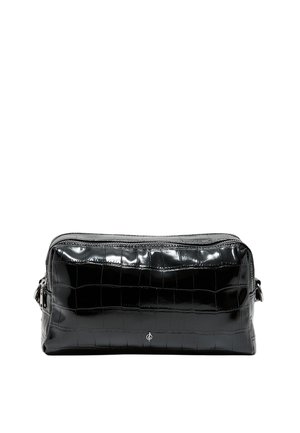 Trousse de toilette noire brillante rectangulaire avec motif crocodile, fermeture éclair sur le dessus et petit logo argenté centré à l'avant.