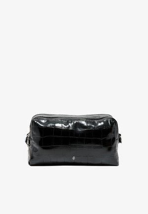 Trousse de toilette noire brillante rectangulaire avec motif crocodile, fermeture éclair sur le dessus et petit logo argenté centré à l'avant.