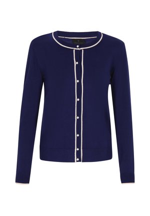 Námornícky modrý sveter s okrúhlym výstrihom, kontrastným svetlým lemovaním a perlovými gombíkmi pozdĺž prednej strany. Mäkká látka a priliehavý strih.