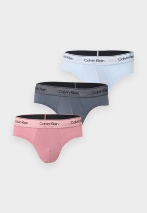 Tre Calvin Klein herrestrips i pink, grå og lyseblå, hver med mærket elastisk linning, vist på en lys baggrund.