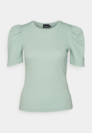 Mintgrön kortärmad t-shirt med rund halsringning och puffärmar, tillverkad av ribbad tyg med mjuk textur och figurnära design.