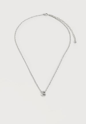 Collier chaîne en argent avec un petit pendentif en forme de lettre "S" et un fermoir ajustable à l'extrémité.