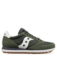 Sneaker verde din suede și nylon cu accente albe, având o talpă din cauciuc, texturi contrastante și trei decupaje circulare pe lateral.