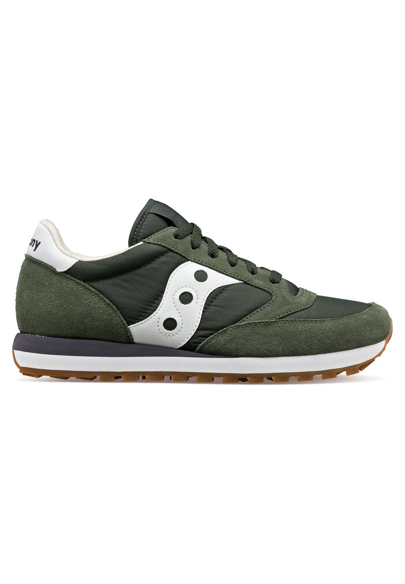 Sneaker verde din suede și nylon cu accente albe, având o talpă din cauciuc, texturi contrastante și trei decupaje circulare pe lateral.