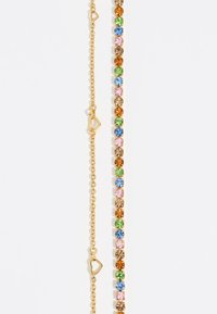 Pulsera de oro con una fila de piedras preciosas redondas de múltiples colores, con un cierre de langosta seguro y una cadena de eslabones texturizados para longitud ajustable.