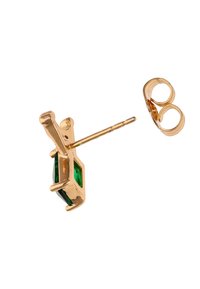 Zlatni naušnica s pravokutnim zelenim draguljem. Dizajn uključuje tanak post i leptirastu kopču za sigurno nošenje.