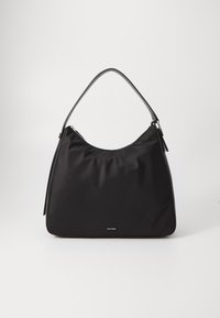 Czarna nylonowa torba typu hobo o gładkiej fakturze, zaokrąglonym kształcie i pojedynczym skórzanym pasku na ramię. Wyposażona w zamek błyskawiczny i subtelne logo.
