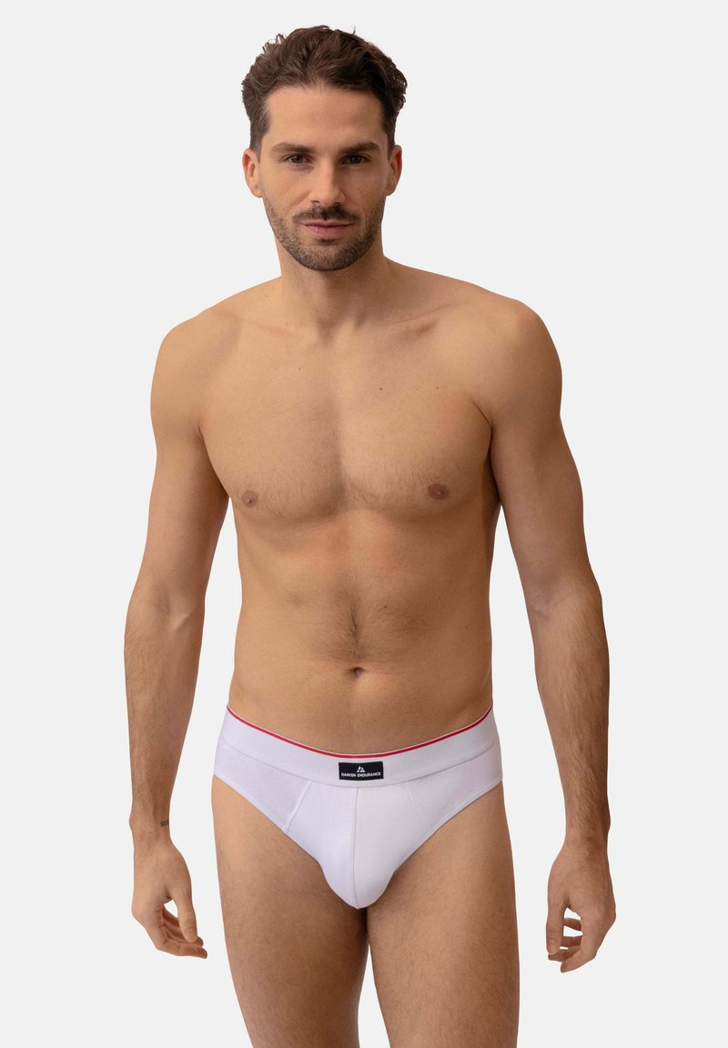 Witte herenboxershorts met een contrasterende rode tailleband, voorzien van een merketiket aan de voorkant. Glad materiaal, snug fit, minimalistisch ontwerp.