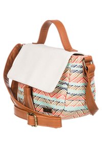 Sac à main tissé multicolore avec un rabat crème, des accents en cuir marron, une sangle réglable et un pompon décoratif. Forme compacte et structurée.