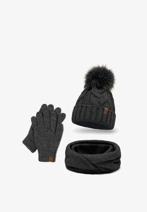 Berretto di maglia nero con pompon, guanti abbinati e una sciarpa spessa, con texture a coste e un discreto tag del marchio.