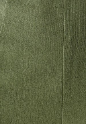 Olijfgroen gestructureerd stof met een geweven patroon, met subtiele variaties in tint en een nette naaddetail aan de rand.