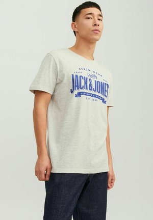 Grijze katoenen t-shirt met blauwe grafische tekst "JACK & JONES" op de voorkant. Korte mouwen en een klassieke ronde hals.